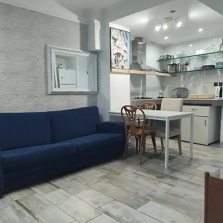 Center With Private Yard D11 Apartment *