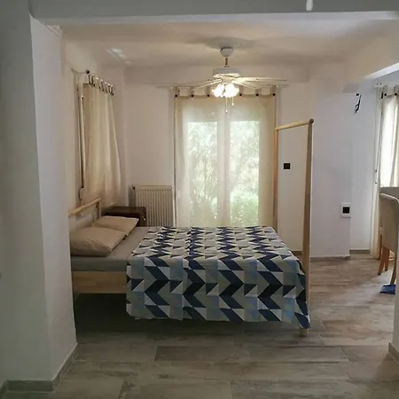 Center With Private Yard D11 Apartment