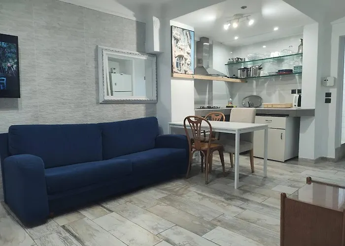 Center With Private Yard Yr11 Apartment *